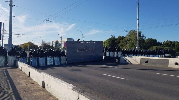 Оцепление ОМОН выставили на мосту на Орловской улице, перекрыв проход к Верховному суду и Дворцу президента в Минске