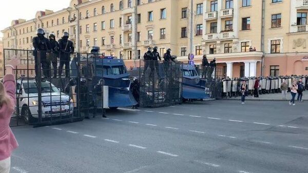 Силовики вытесняют протестующих в центре Минска