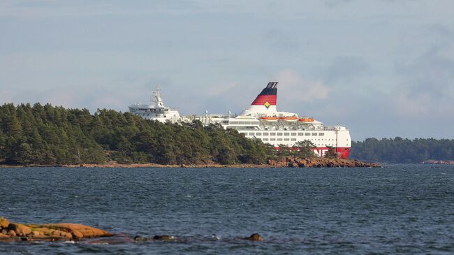 Паром компании Viking Line MS Amorella сел на мель на архипелаге Ярсо в Фогло, Аландские острова