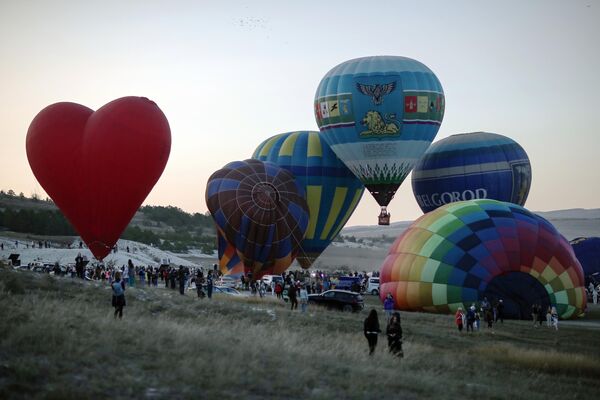 Воздушные шары на фестивале воздухоплавания у подножия Белой скалы в Белогорском районе республики Крым