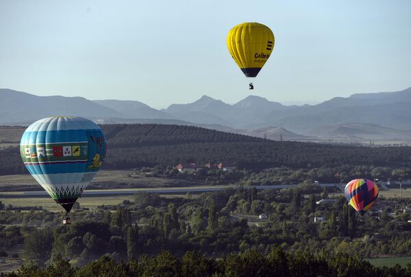 Воздушные шары на фестивале воздухоплавания у подножия Белой скалы в Белогорском районе республики Крым