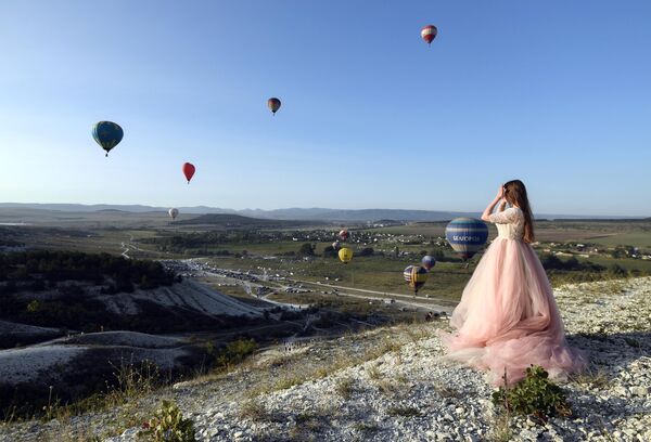 Девушка на фестивале воздухоплавания у подножия Белой скалы в Белогорском районе республики Крым
