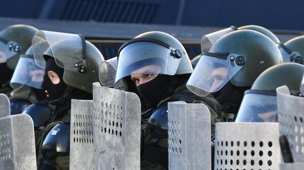 Сотрудники правоохранительных органов во время акции протеста Марш справедливости в Минске