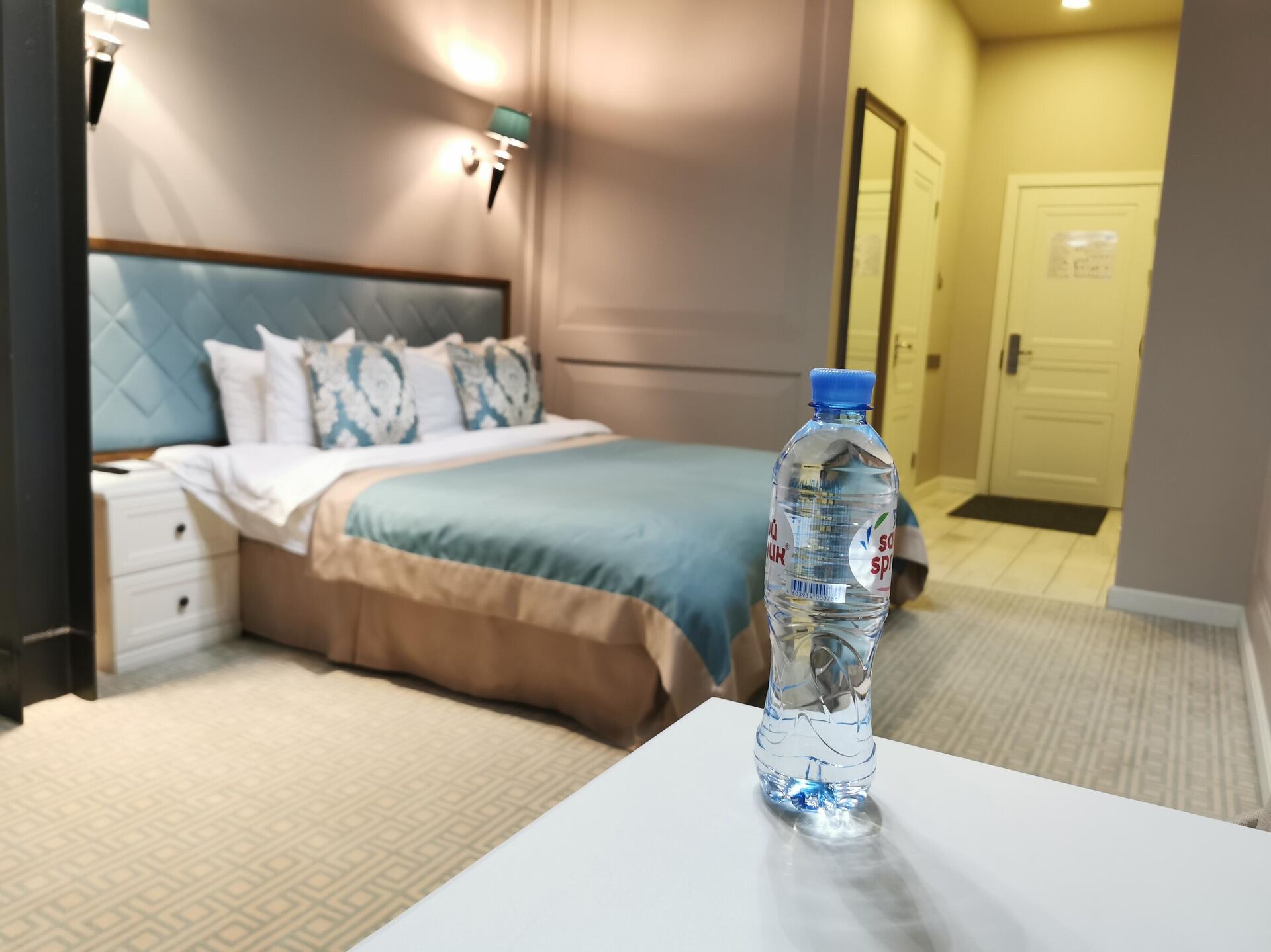 Бутылка воды на столике в номере 239 гостиницы Xander Hotel в Томске - РИА Новости, 1920, 21.09.2020