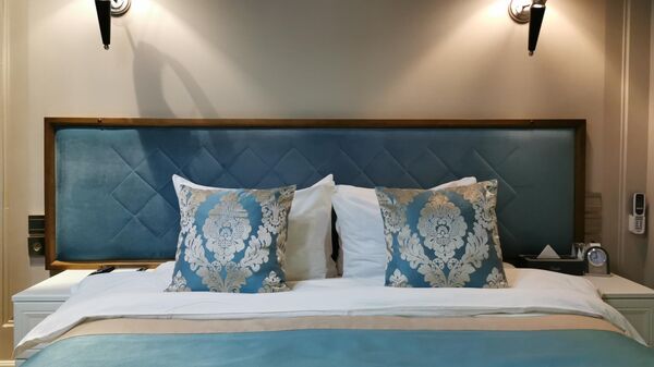 Кровать в номере 239 в гостинице Xander Hotel в Томске