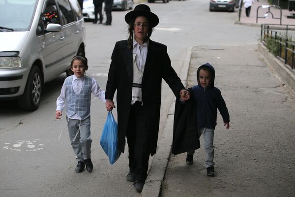 Юные паломники-хасиды, прибывшие в город Умань на празднование иудейского Нового года (Рош ха-Шана)