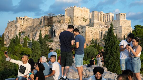 Туристы на холме Акрополь в Афинах