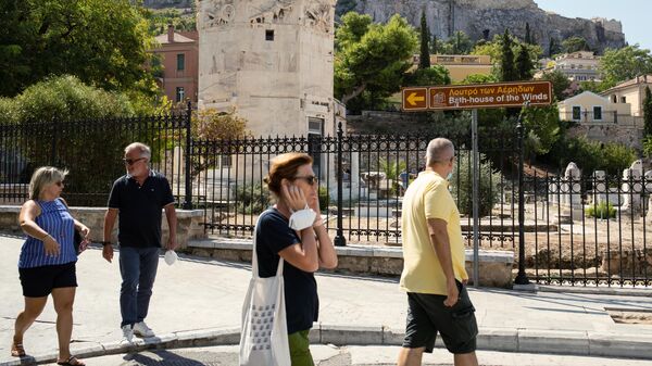 Туристы в районе Плака в Афинах