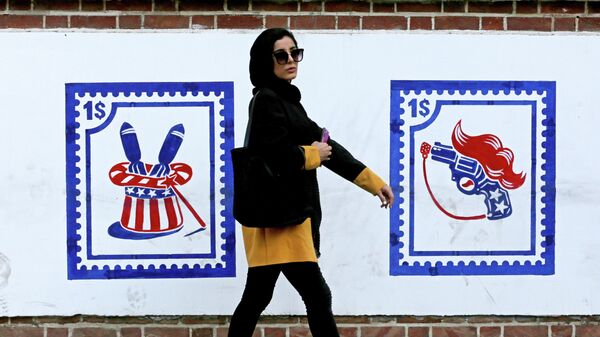 Девушка проходит бывшего посольства США в Тегеране