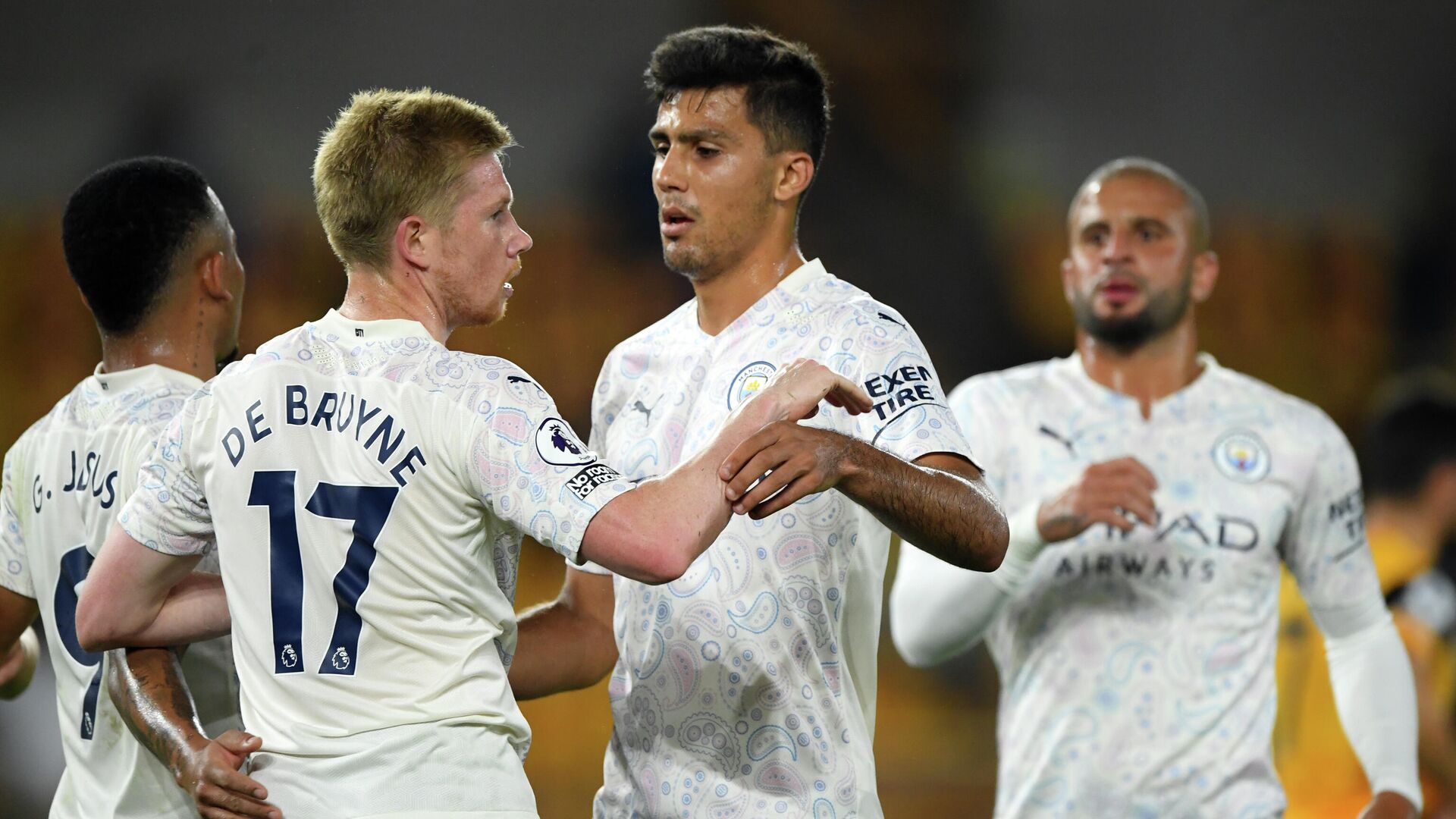 Manchester City's Belgian midfielder Kevin De Bruyne (L) celebrates scoring his team's first goal from the penalty spot during the English Premier League football match between Wolverhampton Wanderers and Manchester City at the Molineux stadium in Wolverhampton, central England on September 21, 2020. (Photo by Stu Forster / POOL / AFP) / RESTRICTED TO EDITORIAL USE. No use with unauthorized audio, video, data, fixture lists, club/league logos or 'live' services. Online in-match use limited to 120 images. An additional 40 images may be used in extra time. No video emulation. Social media in-match use limited to 120 images. An additional 40 images may be used in extra time. No use in betting publications, games or single club/league/player publications. /  - РИА Новости, 1920, 22.09.2020