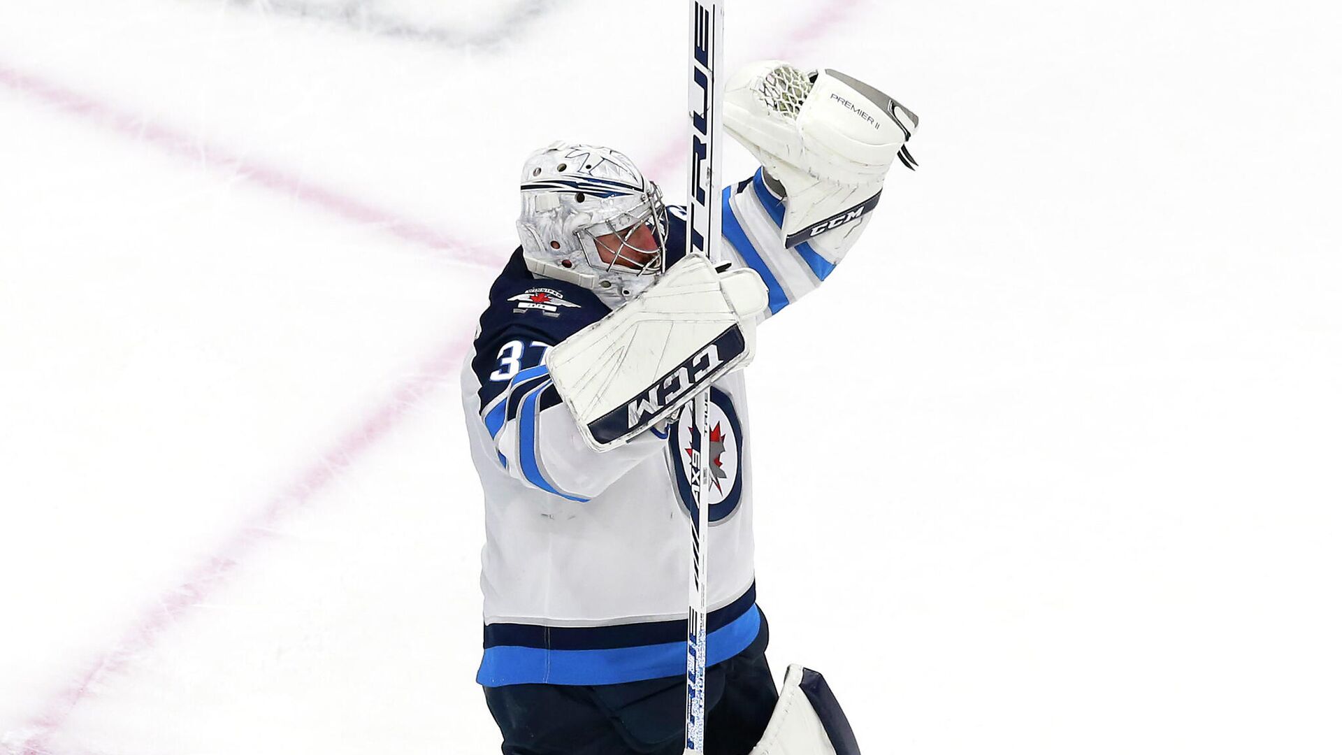 EDMONTON, ALBERTA - AUGUST 03: Connor Hellebuyck #37 of the Winnipeg Jets celebrates the win over the Calgary Flames during Game Two of the Western Conference Qualification Round prior to the 2020 NHL Stanley Cup Playoffs at Rogers Place on August 03, 2020 in Edmonton, Alberta. The Winnipeg Jets defeated the Calgary Flames 3-2.   Jeff Vinnick/Getty Images/AFP - РИА Новости, 1920, 22.09.2020