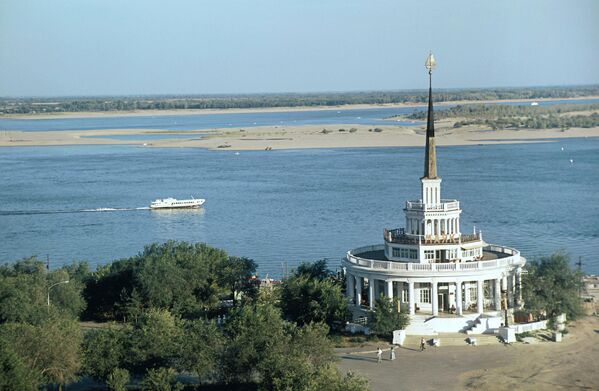 Ресторан Маяк на берегу реки Волги в Волгограде.
