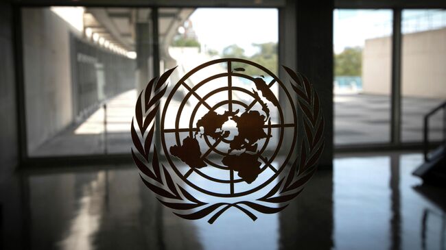 Логотип ООН в здании штаб-квартиры организации в Нью-Йорке