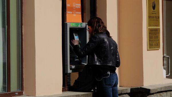 Девушка у банкомата
