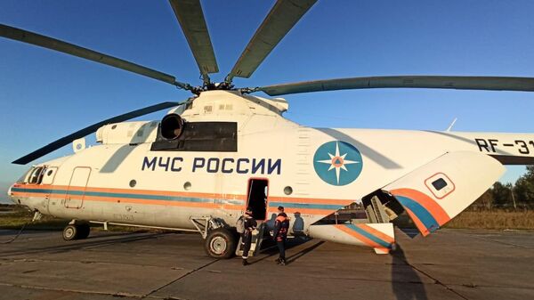 Ветолет Ми-26 МЧС со спасателями во время подготовки к вылету в Ульчский район из Хабаровска