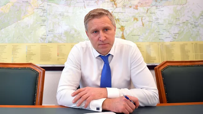 Губернатор Ненецкого автономного округа Юрий Бездудный во время интервью в рабочем кабинете