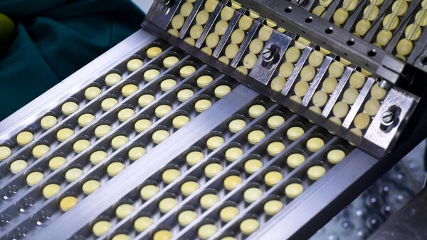 Производство лекарства от коронавируса Арепливир на заводе фармацевтической компании БИОХИМИК