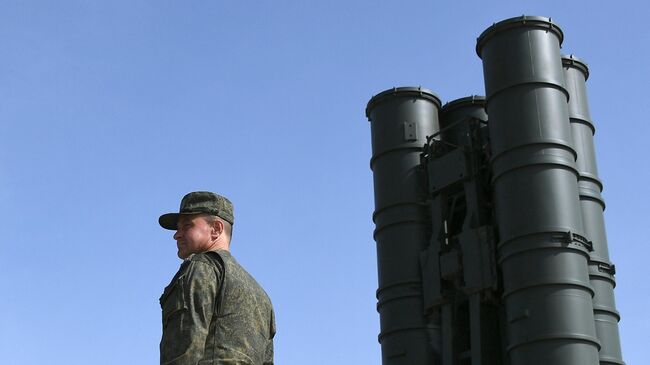 Военнослужащий у пусковой установки зенитно-ракетного комплекса С-400 Триумф