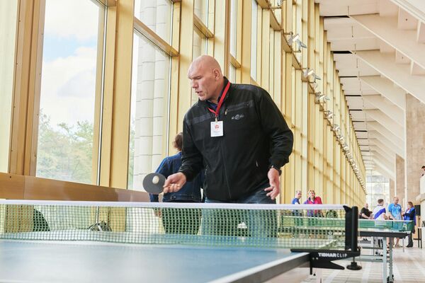 Николай Валуев играет в пинг-понг