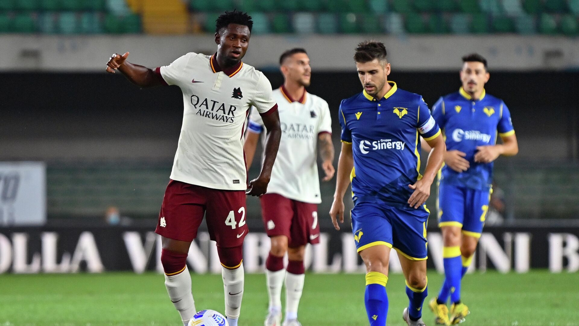 AS Roma's Guinean midfielder Amadou Diawara (L) controls the ball during the Italian Serie A football match Hellas Verona vs As Roma on September 19, 2020 at Marcantonio Bentegodi stadium in Verona. - Roma’s match against Hellas Verona ended 0-0, but since Diawara, 23, was added by mistake by Roma in their under-22 list, the club could be assigned a 3-0 loss to Verona. (Photo by Alberto PIZZOLI / AFP) - РИА Новости, 1920, 22.09.2020