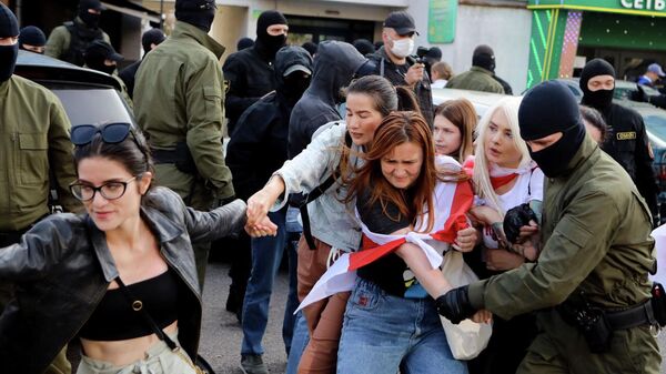 Участники акции протеста во время столкновения с сотрудниками правоохранительных органов в Минске