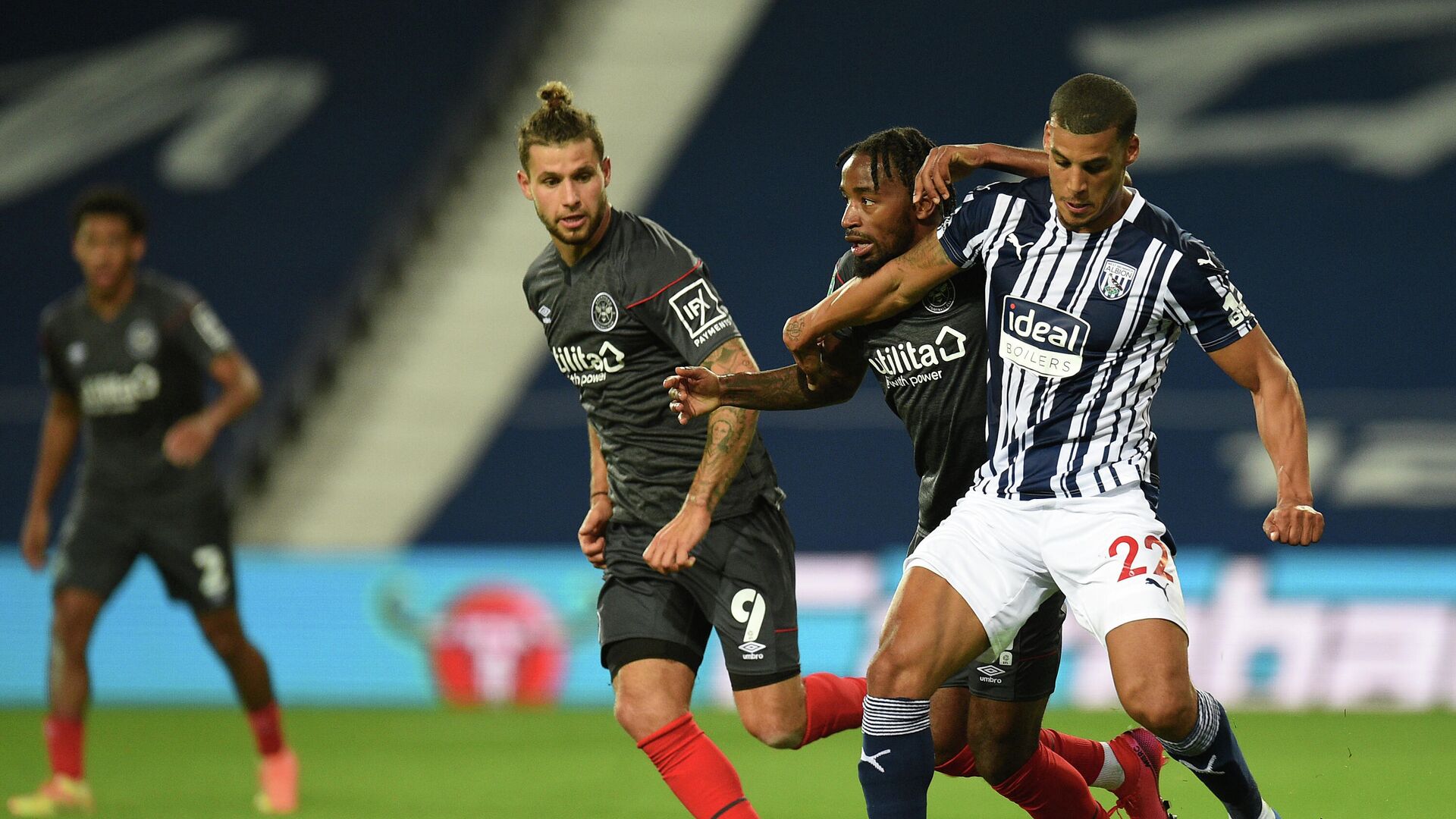 West Bromwich Albion's English defender Lee Peltier (R) holds off a challenge from Brentford's midfielder Tarique Fosu (2nd R) during the English League Cup third round football match between West Bromwich Albion and Brentford at The Hawthorns stadium in West Bromwich, central England, on September 22, 2020. (Photo by Oli SCARFF / POOL / AFP) / RESTRICTED TO EDITORIAL USE. No use with unauthorized audio, video, data, fixture lists, club/league logos or 'live' services. Online in-match use limited to 120 images. An additional 40 images may be used in extra time. No video emulation. Social media in-match use limited to 120 images. An additional 40 images may be used in extra time. No use in betting publications, games or single club/league/player publications. /  - РИА Новости, 1920, 22.09.2020