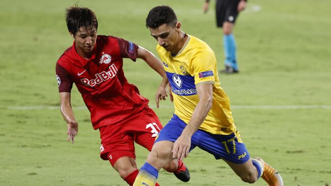 Austria's Red Bull Salzburg's Massaya Okugazwa views for the ball with Israel's Maccabi Tel Aviv's Dan Biton during the first leg of UEFA Champions League play-off between Israel's Maccabi Tel Aviv and Austria's Red Bull Salzburg at the Bloomfield Stadium in Tel Aviv, on September 22, 2020. (Photo by JACK GUEZ / AFP)