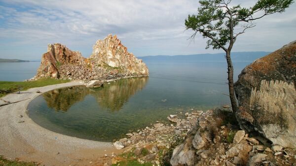 Скала Шаманка у поселока Хужир на острове Ольхон на озере Байкал
