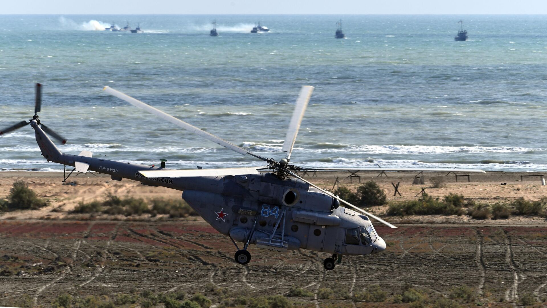 Вертолет Ми-8 во время командно-штабных учений Кавказ-2020 на полигоне Турали в Республике Дагестан - РИА Новости, 1920, 17.07.2024