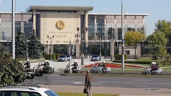 Кадры президентского мотокортежа у резиденции Лукашенко