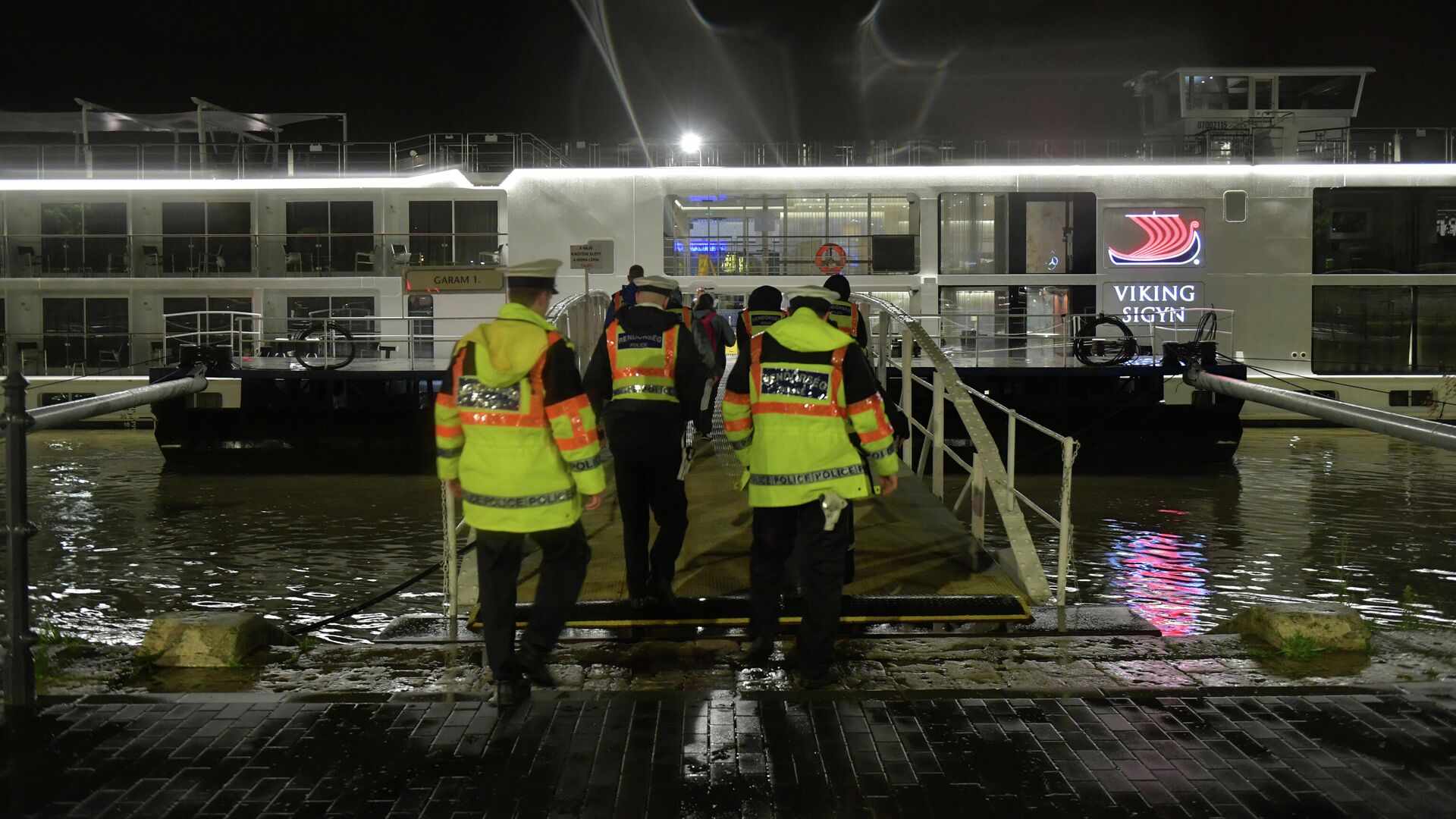 Полицейские поднимаются на борт туристического судна Viking Sigyn во время расследования аварии на реке Дунай в Будапеште, Венгрия - РИА Новости, 1920, 23.09.2020