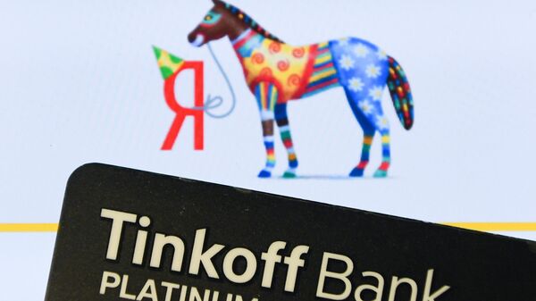 Платиновая карта банка Тинькофф и логотип компании Яндекс