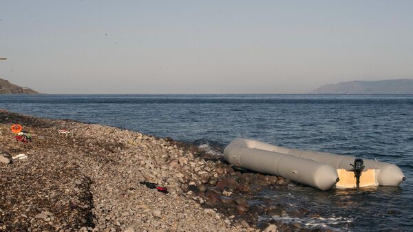 Резиновая лодка на берегу острова Лесбос в Греции