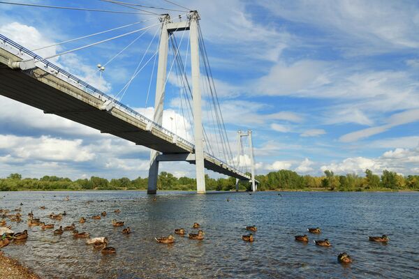 Виноградовский мост, соединяющий левый берег и остров Татышев на реке Енисей в Красноярске