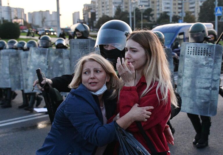 Сотрудники милиции и участники акции протеста в Минске