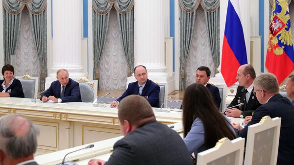 Президент РФ Владимир Путин во время встречи с работниками атомной отрасли по случаю 75-летия атомной промышленности
