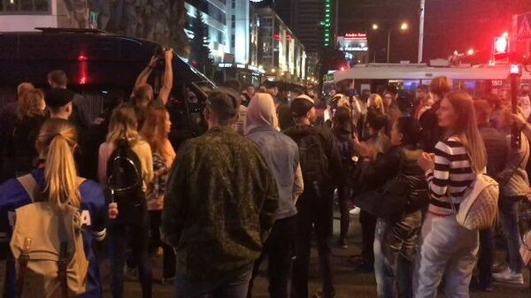 Протестующие на Немиге заблокировали автобус, где находятся задержанные