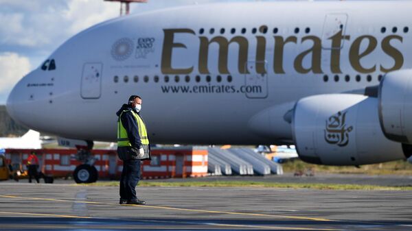 Сотрудник аэропорта около самолета Airbus A380 авиакомпании Emirates Airlines в аэропорту Домодедово