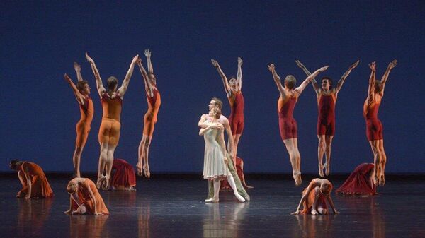 Артисты балета Мариинского театра в сцене из одноактного балета Concerto DSCH