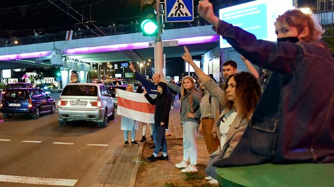 Участники несанкционированной акции протеста оппозиции в Минске