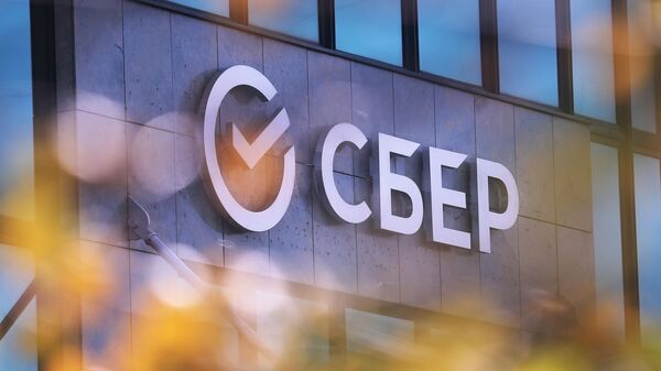 Вывеска с новым логотипом Сбербанка на здании центрального офиса в Москве