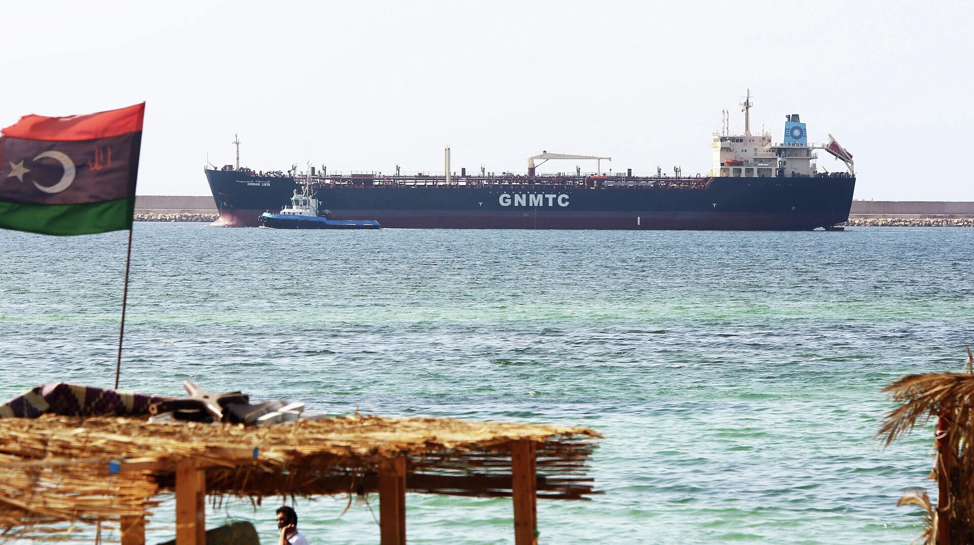 Нефтяной танкер Анвар Ливия в порту Триполи - РИА Новости, 1920, 24.09.2020