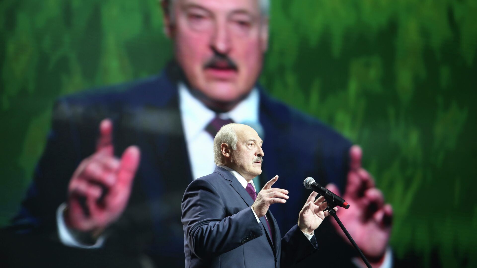 Президент Белоруссии Александр Лукашенко выступает на женском форуме в Минске. 17 сентября 2020 - РИА Новости, 1920, 28.10.2020
