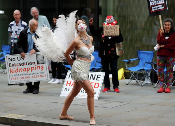 Танцовщица выступает на акциипротеста напротив Центрального уголовного суда Олд-Бейли в Лондоне