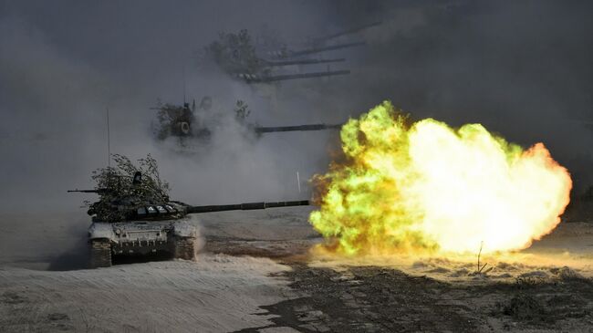 Танки Т-72 во время командно-штабных учений Кавказ-2020 на полигоне Раевский в Новороссийске