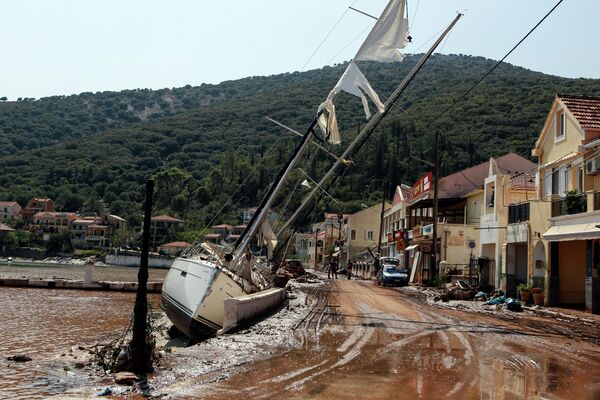 Яхта, выброшенная на берег, после шторма в Греции