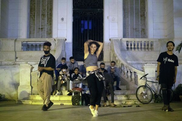Выступление танцоров в Рабате, Марокко