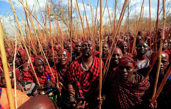 Мужчины племени масаи во время церемонии посвящения воинов в старейшины в Кении