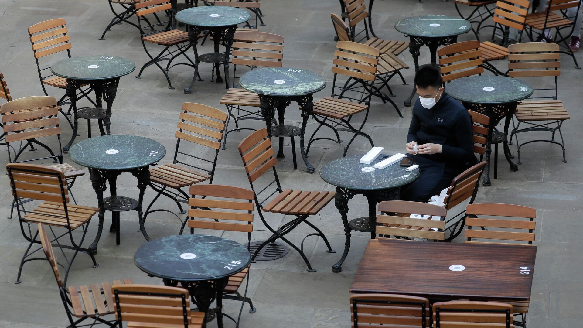 Посетитель за столиком в пустом кафе в Лондоне, Великобритания. 24 сентября 2020 - РИА Новости, 1920, 26.12.2020