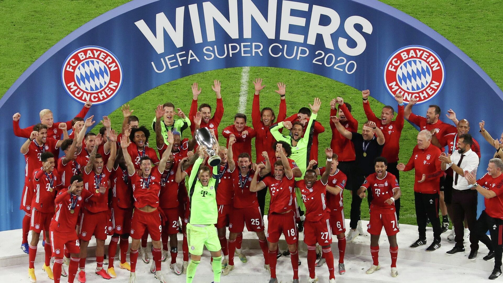 Soccer Football - European Super Cup - Bayern Munich v Sevilla - Puskas Arena, Budapest, Hungary - September 24, 2020. Bayern Munich's Manuel Neuer celebrates with the trophy and teammates after winning the European Super Cup Pool via REUTERS/Laszlo Szirtesi - РИА Новости, 1920, 25.09.2020